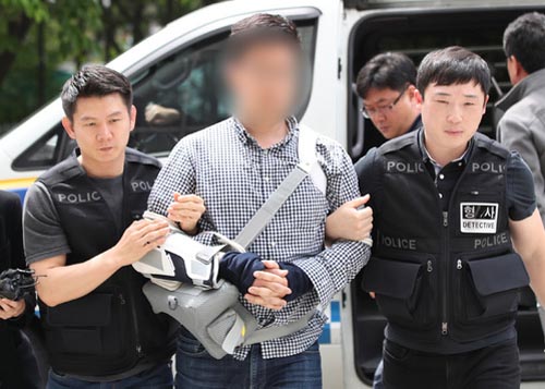 ▲ 자유한국당 김성태 원내대표를 폭행한 혐의로 구속영장이 청구된 김 모 씨가 7일 오후 서울남부지법에서 열린 영장실질심사에 출석하고 있다. <사진제공=뉴시스>