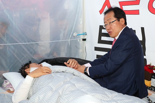 ▲ 홍준표 자유한국당 대표가 9일 오후 서울 영등포구 여의도 국회에서 더불어민주당의 조건 없는 '드루킹 특검'수용을 촉구하며 7일째 노숙하며 단식 투쟁중인 김성태 자유한국당 원내대표를 찾아와 이야기를 나누고 있다. <사진제공=뉴시스>