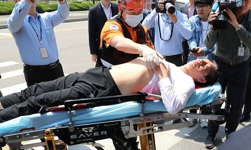 ▲ 더불어민주당의 조건 없는 '드루킹 특검'수용을 촉구하며 8일째 노숙하며 단식 투쟁중인 김성태 자유한국당 원내대표가 10일 오전 서울 영등포구 여의도 단식투쟁장에서 호흡곤란을 일으켜 긴급 후송되고 있다. <사진제공=뉴시스>