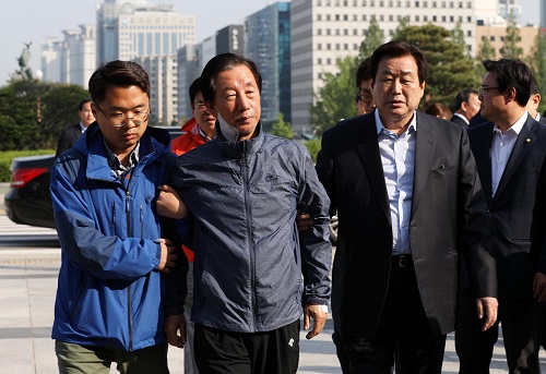 ▲ '드루킹 특검'을 요구하며 8일째 단식농성 중 건강악화로 병원 응급센테로 이송된 자유한국당 김성태 원내대표가 10일 오후 서울 여의도 국회 단식농성장으로 복귀하고 있다. 오른쪽은 김무성 의원. <사진제공=뉴시스>