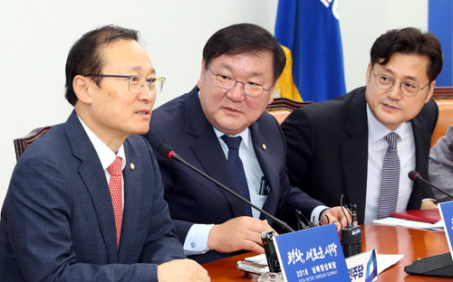 ▲ 15일 서울 여의도 국회에서 열린 더불어민주당 원내대책회의에서 처음으로 참석한 홍영표 원내대표가 모두발언을 하고 있다. 좌로부터 홍영표 원내대표, 김태년 정책위의장, 홍익표 정책위수석부의장. <사진=뉴시스>