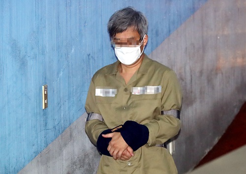 ▲ 네이버 댓글 여론조작 혐의를 받는 파워블로거 '드루킹' 김모 씨가 16일 오후 서울 서초구 서울중앙지방법원에서 열린 2차 공판에 출석하기 위해 법정으로 향하고 있다. <사진제공=뉴시스>