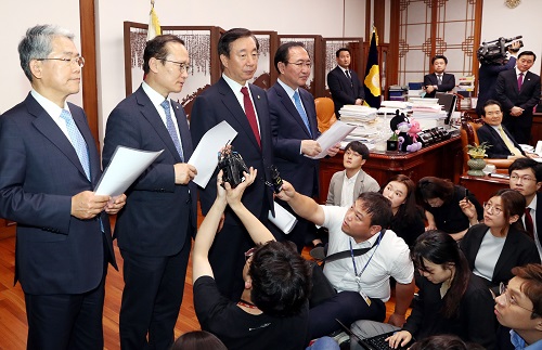 ▲ 18일 밤 서울 여의도 국회의장실에서 합의문을 발표하는 여야 교섭단체 원내대표들을 정세균 국회의장이 바라보고 이 있다. 왼쪽부터 김동철 바른미래당 원내대표, 홍영표 더불어민주당 원내대표, 김성태 자유한국당 원내대표, 노회찬 평화와 정의의 의원모임 원내대표.정세균 국회의장. <사진제공=뉴시스>