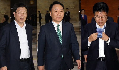 ▲ 18일 오후 서울 영등포구 여의도 국회에서 진행된 자유한국당 의원총회에 권성동, 염동열, 홍문종 의원이 참석하고 있다. <사진제공=뉴시스>