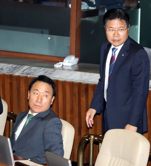 ▲ 21일 오전 서울 영등포구 여의도 국회에서 진행된 제360회 국회(임시회) 제3차 전체회의에서 염동열, 홍문종 의원이 이야기를 나누다 자리로 돌아가고 있다. <사진=뉴시스>