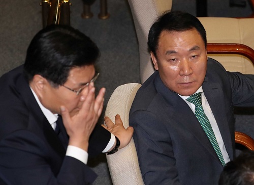 ▲ 21일 오전 서울 여의도 국회에서 열린 제360회국회(임시회) 제3차 본회의에서 자유한국당 홍문종 의원의 체포동의안이 각각 찬성 129표, 반대 141표, 기권 2표, 무표 3표, 염동열 의원의 체포동의안이 찬성 98표, 반대 172표, 기권 1표, 무효 4표로 부결됐다. 사진은 체포동의안 투표 전 대화하는 홍문종(왼쪽) 의원과 염동열 의원. <사진제공=뉴시스>