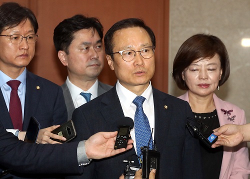 ▲ 홍영표 더불어민주당 원내대표가 21일 오후 서울 영등포구 여의도 국회 정론관에서 홍문종, 염동열 자유한국당 의원의 체포동의안이 본회의에서 부결된 후 대국민 사과 기자회견을 끝내고 취재진의 질문에 답변하고 있다. <사진제공=뉴시스>