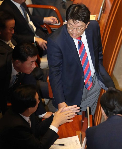 ▲ 21일 오전 서울 여의도 국회에서 열린 제360회국회(임시회) 제3차 본회의에서 자유한국당 홍문종, 염동열 의원의 체포동의안이 부결됐다. 사진은 홍문종 의원과 염동열 의원의 체포동의안 투표 결과를 기다리며 김성태 원내대표 등과 대화하고 있는 권성동 의원. <사진=뉴시스>