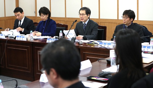 ▲ 지난 2월 6일, 법무부에서 열린 '법무부 검찰 과거사위원회' 연석회의에서 김갑배 위원장이 모두발언을 하고 있는 모습. <사진제공=뉴시스>