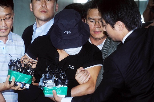 ▲ 故 장자연 씨의 소속사 전 대표 김종승 씨가 지난 2009년 7월 3일 오후 일본에서 압송, 조사를 받기위해 경기 성남 분당경찰서로 들어서고 있는 모습. <사진제공=뉴시스>