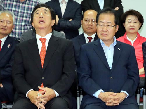 ▲ 13일 오후 서울 영등포구 여의도 자유한국당 당사에서 홍준표 대표와 김성태 원내대표 등 당직자들이 6.13 전국동시지방선거 출구조사 발표에서 자유한국당이 참패로 발표되자 침통한 표정을 하고 있다. <사진=뉴시스>