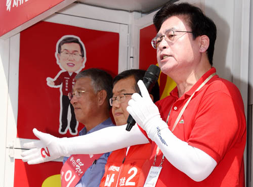 ▲ 자유한국당 정우택 대표는 7일 오전 박일호 경남 밀양시장 후보와 광역·기초 후보 합동 유세장인 내이동 전통시장 앞을 찾아 후보들의 지지를 호소하고 있다. <사진=뉴시스>