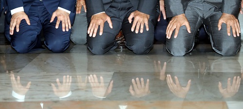 ▲ 김성태 자유한국당 원내대표 등 의원들이 15일 오후 서울 영등포구 여의도 국회에서 진행된 의원총회 후 로텐더홀에서 자유한국당에 등을 돌린 국민들에게 사죄의 무릎을 꿇고 있다. <사진제공=뉴시스>