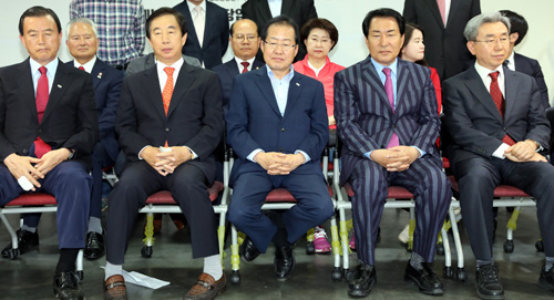 ▲ 13일 오후 서울 영등포구 여의도 자유한국당 당사에서 홍준표 대표와 김성태 원내대표 등 당직자들이 6.13 전국동시지방선거 출구조사 발표를 보며 침울한 표정을 하고 있다. <사진=뉴시스>