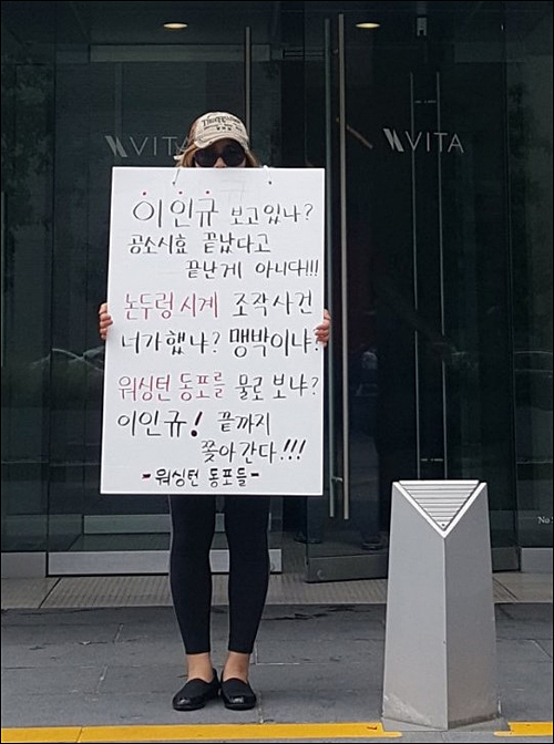 ▲ 문재인 대통령이 4일 청와대 충무실에서 로드리고 두테르테 필리핀 대통령과 공동언론발표를 마친 후 박수 보내고 있다. <사진=뉴시스>