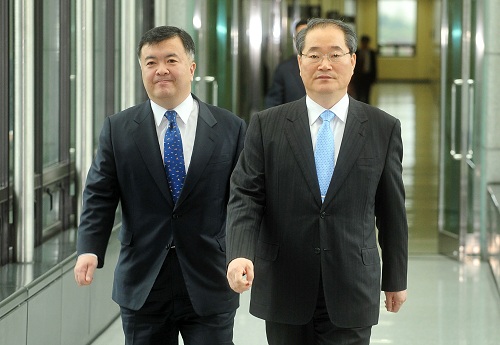 ▲ 지난 2009년 4월 21일, 검찰이 노무현 전 대통령의 소환조사를 준비하고 정상문 전 청와대 총무비서관에 대한 영장을 재청구한 가운데 이날 서울 서초동 대검찰청에서 당시 임채진 검찰총장이 이인규 중수부장과 함께 점심식사를 하기위해 구내식당으로 향하고 있는 모습. <사진제공=뉴시스>