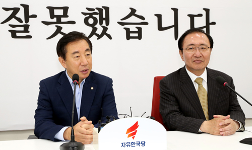 ▲ 정의당 20대 국회 3기 원내대표로 재선출된 노회찬 원내대표가 20일 오후 서울 여의도 국회에서 김성태 자유한국당 대표대행을 예방하여 의견을 나누고 있다. <사진제공=뉴시스>