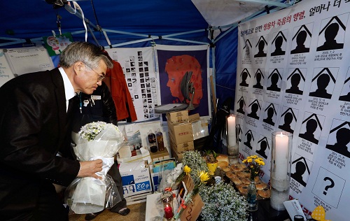 ▲ 지난 2012년 민주통합당 대선후보 시절, 문재인 대통령이 서울 대한문 앞에 마련된 쌍용차 분향소를 찾아 헌화하고 있는 모습. <사진제공=당시 문재인 캠프/뉴시스>