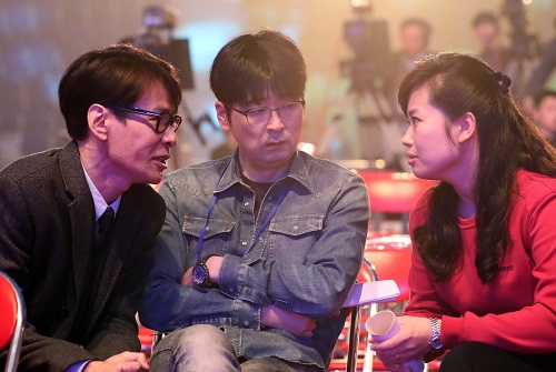 ▲ 남측 윤상 음악감독(왼쪽부터), 탁현민 청와대 선임행정관과 북측 현송월 삼지연관현악단장이 지난 4월 3일 평양 류경정주영체육관에서 남북합동공연 리허설을 준비하고 있는 모습. <사진제공=뉴시스>