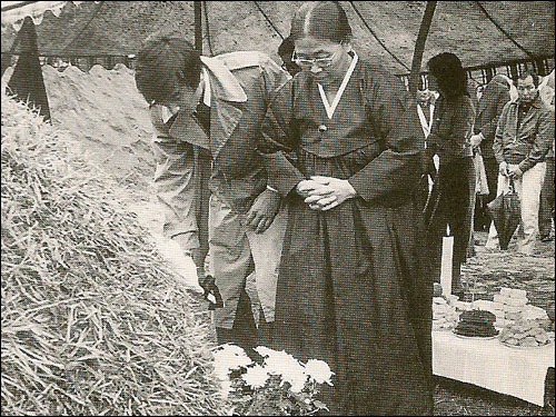 ▲ 1975년 8월 22일, 남편 장준하 선생님을 파주 나자렛 묘원에 모신 후 마지막으로 인사하는 아내 김희숙 여사님. 그날 이후 어머님의 생은 힘겨웠다. 그러나 그 기품을 잃지 않은 어머님. 어머님. 고이가소서.