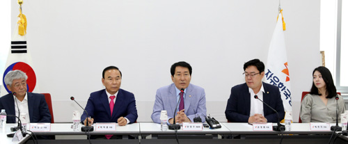 ▲ 3일 오전 서울 영등포구 여의도 국회에서 진행된 자유한국당 혁신 비상대책위원회 구성을 위한 준비위원회 3차 회의에서 안상수 준비위원장이 발언을 하고 있다. <사진제공=뉴시스>