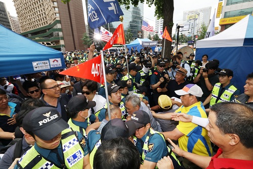 ▲ 3일 오전 서울 중구 대한문 앞에서 '정리해고, 국가폭력, 사법살인 희생자 쌍용자동차 고 김주중 조합원 분향소 설치 기자회견'을 마친 금속노조 노동자들과 분향소 설치를 반대하는 태극기혁명국민운동본부 등 친박단체회원들이 격렬하게 몸싸움을 하고 있다. <사진제공=뉴시스>
