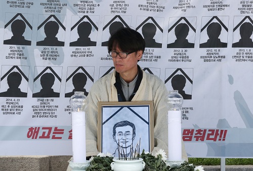 ▲ 3일 오전 서울 중구 대한문 앞에서 '정리해고, 국가폭력, 사법살인 희생자 쌍용자동차 고 김주중 조합원 분향소 설치 기자회견'을 마친 김득중 쌍차 지부장이 문상을 받기위해 상복을 입고 앉아있다. <사진제공=뉴시스>