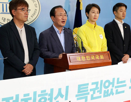 ▲ 정의당 노회찬(왼쪽 두번째) 원내대표 등 서울시당 지방의원단이 5일 오전 서울 여의도 국회 본청 정론관에서 지방정치혁신, 특권없는 의회를 위한 5無 5有 약속 기자회견을 하고 있다. <사진제공=뉴시스>