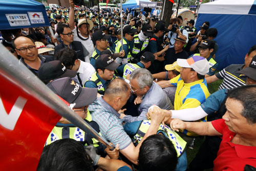 ▲ 3일 오전 서울 중구 대한문 앞에서 '정리해고, 국가폭력, 사법살인 희생자 쌍용자동차 고 김주중 조합원 분향소 설치 기자회견'을 마친 금속노조 노동자들과 분향소 설치를 반대하는 태극기혁명국민운동본부 등 보수단체회원들이 격렬하게 몸싸움을 하고 있다. <사진제공=뉴시스>