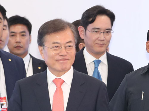 ▲ 문재인 대통령과 이재용 삼성전자 부회장 등이 9일(현지시간) 인도 뉴델리 인근 노이다 공단에서 개최된‘삼성전자 제2공장 준공식’에 참석하고 있다. <사진제공=뉴시스>