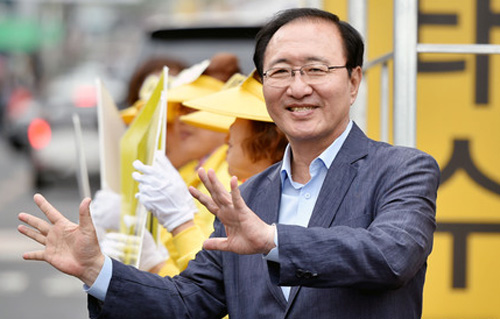 ▲ 지난 6월11일 정의당 노회찬 원내대표가 대구시 서구 평리동 대평리시장 장태수 시의원 후보의 유세현장을 찾아 지지를 호소하고 있는 모습. <사진제공=뉴시스>