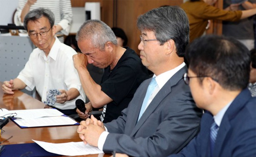 ▲ 24일 오전 서울 서대문구 법무법인 지평에서 열린 '삼성전자-반올림-조정위 중재합의서 서명식'에서 고 황유미 씨 아버지 반올림 황상기(왼쪽 두 번째) 대표가 인사말 중 중 눈물을 흘리고 있다.<사진제공=뉴시스>