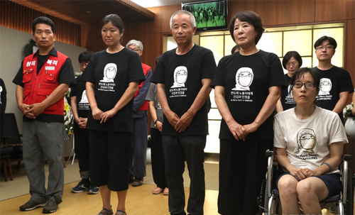 ▲ 황상기 반올림(반도체 노동자의 건강과 인권 지킴이) 대표가 25일 오전 서울 서대문구 신촌세브란스병원 장례식장에 마련된 故 노회찬 정의당 원내대표의 빈소를 찾아 조문하고 있다. <사진제공=뉴시스>