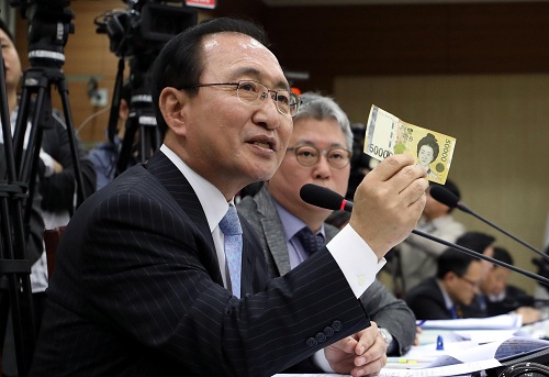 ▲ 고 노회찬 정의당 의원이 2017년 10월23일 국회 법사위원회의 국정감사에서 5만원 지폐를 들고 최순실 태블릿PC조작설에 대한 질의를 하고 있는 모습. <사진제공=뉴시스>