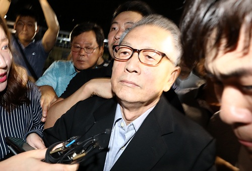 ▲ 김기춘 전 대통령 비서실장이 석방돼 6일 새벽 서울 송파구 동부구치소에서 차량에 탑승하고 나서자 석방을 반대하는 시민들이 막아서고 있다. 문화·예술계 블랙리스트 작성을 지시한 혐의로 구속된 김 전 비서실장은 지난달 27일 구속기간이 만료됨에 따라 대법원이 직권구속취소 결정을 내려 562일만에 출소했다. <사진제공=뉴시스>