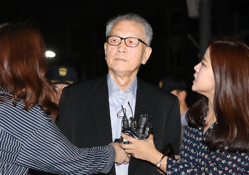 ▲ 김기춘 전 청와대 비서실장이 석방돼 6일 새벽 서울 송파구 동부구치소를 나서고 있다. 문화·예술계 블랙리스트 작성을 지시한 혐의로 구속된 김 전 비서실장은 지난달 27일 구속기간이 만료됨에 따라 대법원이 직권구속취소 결정을 내려 562일만에 출소했다. <사진제공=뉴시스>