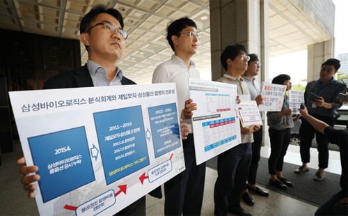 ▲ 참여연대 관계자들이 지난달 19일 서울 서초구 서울중앙지검에서 분식회계 혐의 관련 삼성바이오로직스 및 삼정,안진회계법인 대표이사 등 고발 기자회견을 하고 있다. <사진제공=뉴시스>