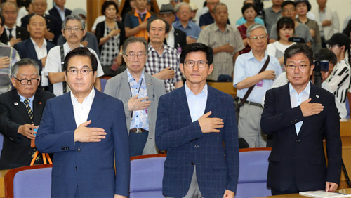 ▲ 9일 오후 서울 여의도 국회 의원회관 제1소회의실에서 열린 대한민국 건국 70주년 기념 세미나에서 자유한국당 심재철(왼쪽부터) 의원, 김문수 전 경기지사, 윤상직 의원 등 참석자들이 국민의례를 하고 있다. <사진제공=뉴시스>