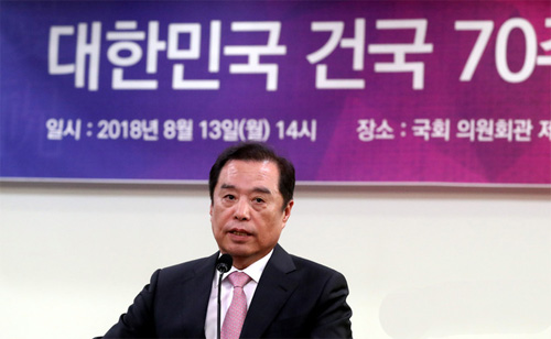 ▲ 13일 오후 서울 영등포구 여의도 국회 의원회관에서 진행된 대한민국 건국 70주년 기념 토론회에서 김병준 비대위원장이 축사를 하고 있다.<사진제공=뉴시스>