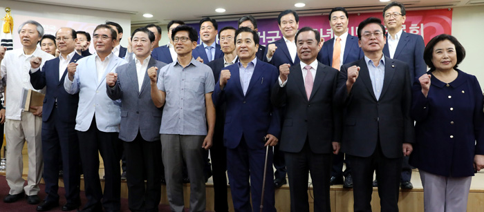 ▲ 13일 오후 서울 영등포구 여의도 국회 의원회관에서 진행된 대한민국 건국 70주년 기념 토론회에서 김병준 자유한국당 비대위원장을 비롯한 참석자들이 기념촬영을 하고 있다. <사진제공=뉴시스>