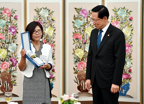 ▲ 지난 3일 군 사상 유가족협의회 김순복 회장이 송영무 국장부 장관에 감사패를 전달하고 있다.