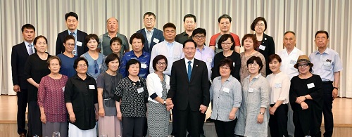 ▲ ‘군 의문사’ 유족들이 송영무 국방부 장관과 기념 사진을 찍고 있다. 유족들은 송 장관을 자신들의 ‘첫 번째 국방부 장관’이라고 했다.