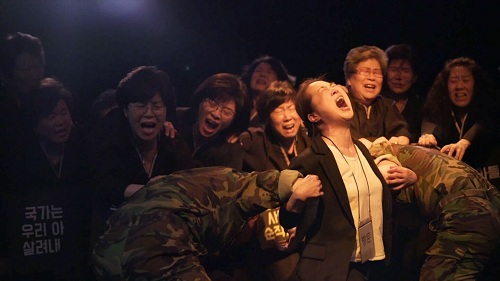 ▲ 군 의문사 문제를 다룬 연극 <이등병의 엄마> 중 한 장면.
