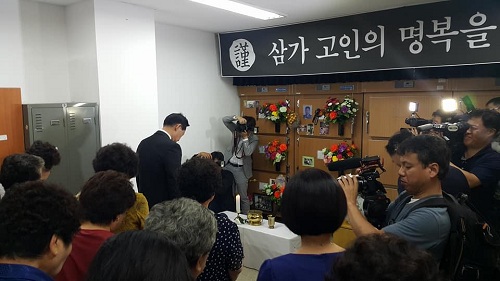 ▲ 지난해 6월 26일, 내정자 신분이던 송영무 국방장관이 군의문사 피해 군인에게 분향‧헌화하고 있는 모습.