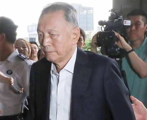 ▲ 강제징용 피해자 소송과 관련해 재판거래 의혹에 연루된 김기춘 전 대통령비서실장이 지난 14일 오전 서울 서초구 서울중앙지검에 피의자신분으로 출석하고 있다. <사진제공=뉴시스>