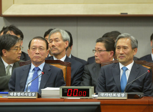 ▲ 2014년 10월28일 대통령비서실 등에 대한 국정감사가 열린 서울 여의도 국회 운영위원회 회의실에 김기춘(왼쪽) 대통령비서실장, 김관진(오른쪽) 국가안보실장 등 관계자들이 출석해 있다. <자료사진, 뉴시스>