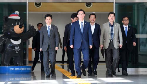 ▲ 천해성 통일부 차관을 단장으로 청와대와 현대아산, KT, 개성공업지구 지원재단 인사 등으로 구성된 우리측 남북공동연락사무소 추진단이 개성공단 현지 점검을 마친 뒤 8일 경기도 파주 경의선남북출입사무소를 통해 입경하고 있다. <사진제공=뉴시스>