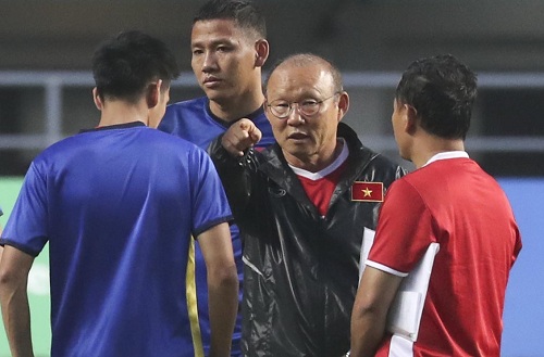 ▲ 28일(현지시각) 오후 인도네시아 치비농 파칸사리 스타디움에서 열린 '2018 자카르타·팔렘방 아시안게임' 베트남 U-23 남자 축구대표팀 훈련에서 박항서 감독이 선수들에게 지시를 내리고 있다. <사진제공=뉴시스>