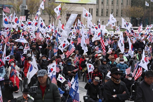 ▲ 친박단체 '태극기혁명국민운동본부' 회원들이 지난 4월 7일 오후 서울 대한문 앞에서 집회를 열고 박근혜 전 대통령의 석방을 촉구하고 있는 모습. <사진제공=뉴시스>