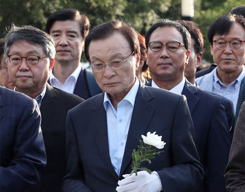 ▲ 이해찬 더불어민주당 대표와 신임지도부가 1일 오후 경남 김해시 봉하마을 故 노무현 전 대통령 묘역을 찾아 참배하고 있다. <사진=더불어민주당 제공, 뉴시스>